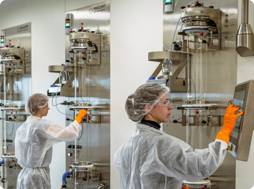 worker explore the spray drying image